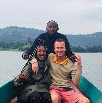 Kelli Hamilton y dos amigos posan en un bote sobre el agua en Sudáfrica.